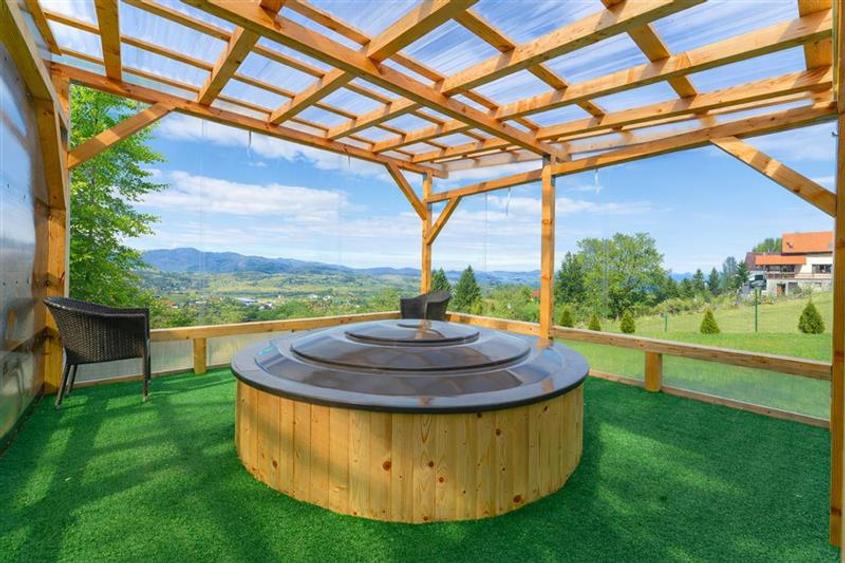 Casă individuală cu 8 camere cu Teren 1100 Mp în Bran