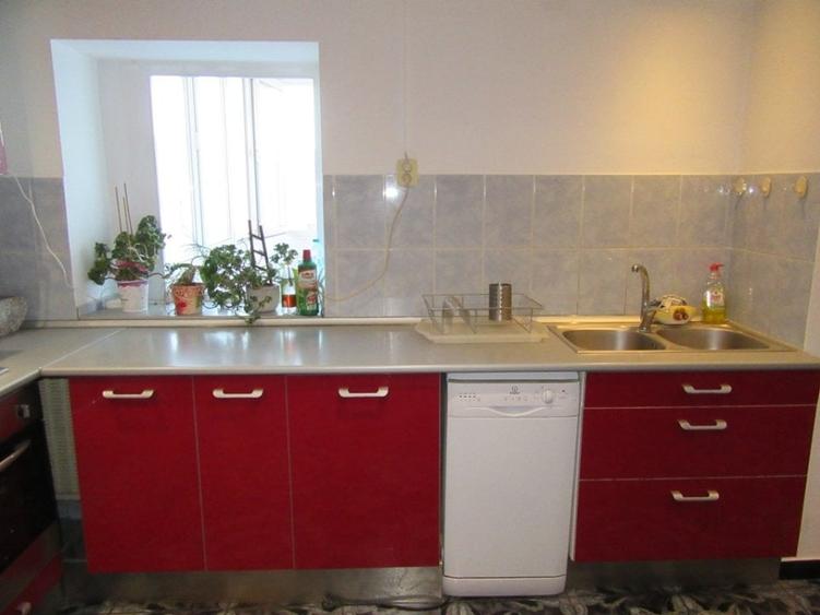 Apartament cu 3 camere semidecomandat, mobilat în Tei