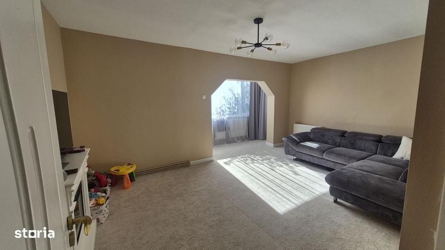 Apartament cu 4 camere decomandat în Central