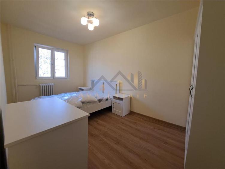 Apartament cu 3 camere semidecomandat, mobilat în Dacia