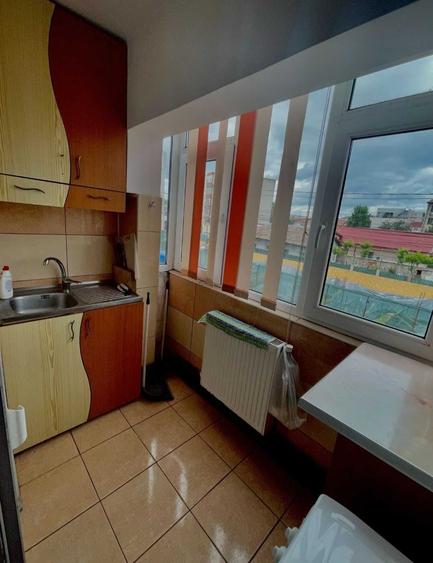 Apartament cu 3 camere semidecomandat în Comana