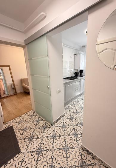Apartament cu 3 camere semidecomandat, mobilat în Țiglina 1