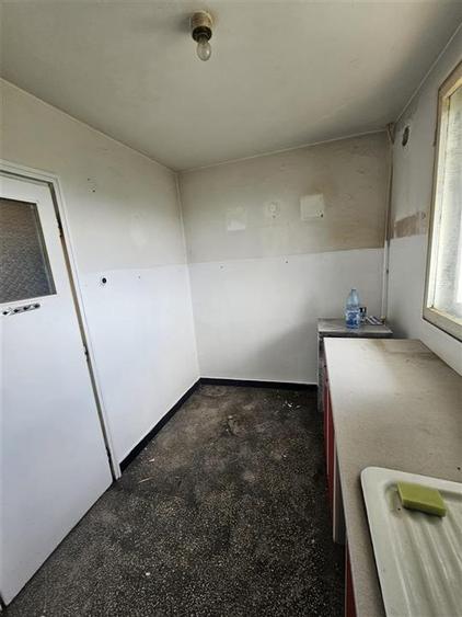 Apartament cu 3 camere semidecomandat în Berceni