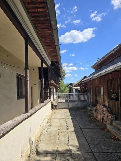 Casă cu 4 camere în Vărzăroaia