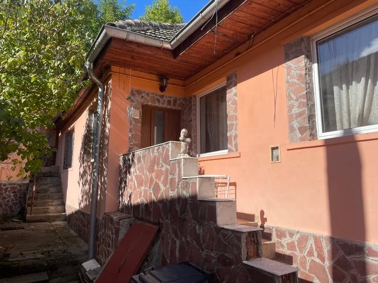 Casa de Vanzare - 3 camere, curte, 2 terase si gradina - 1