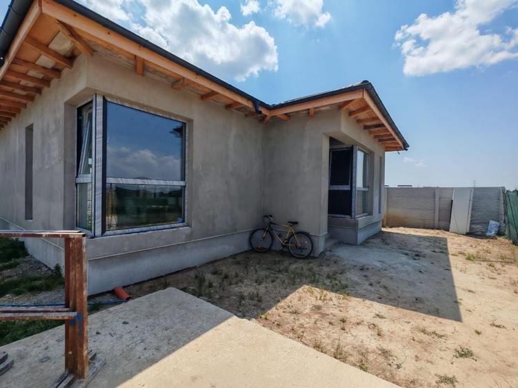 Casa parter 3 camere, dressing, curte 375 mp - 1