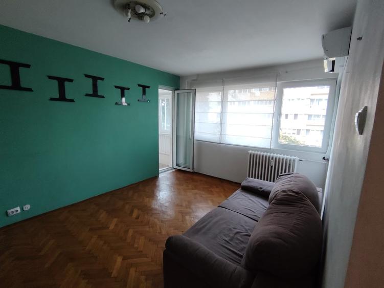 Apartament cu 3 camere semidecomandat în Bucureștii Noi