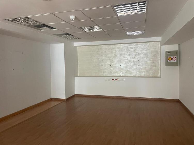 Cladire de birouri si spatii comerciale P+4E, stradal la DN1 - 15