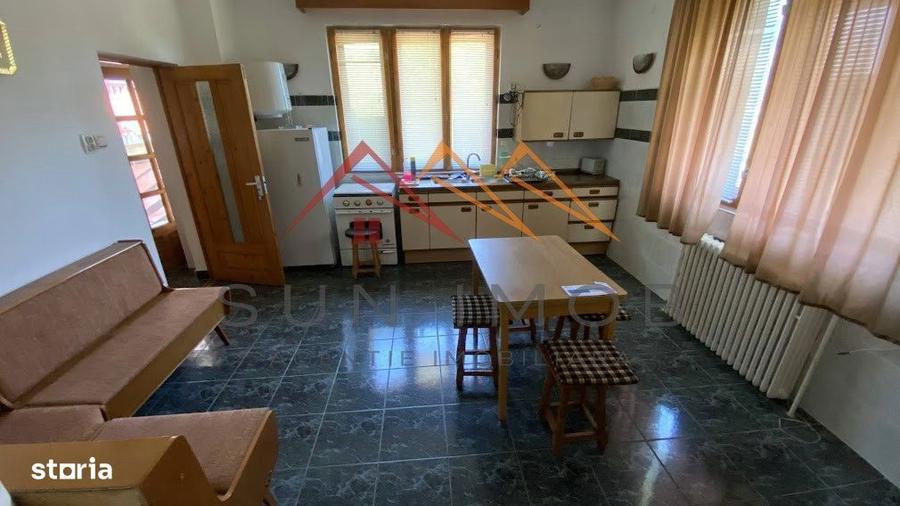 Vila de vanzare, teren 3100 mp, 7 camere, 6 grupuri sanitare, 3 CT, an - 11
