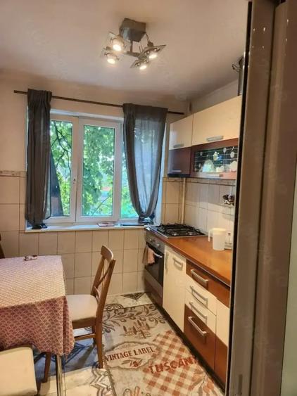 Apusului - P-ta Gorjului | 3 Camere | 1/4 | Posibilitate Centrala | Metrou - 9