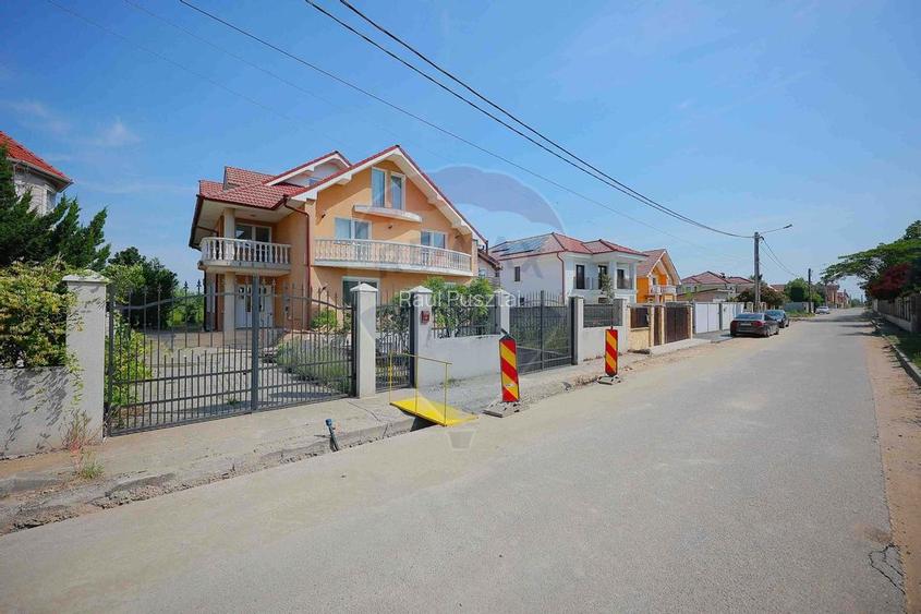 Casa cu 6 camere si 1000mp teren de vanzare in Sanmartin