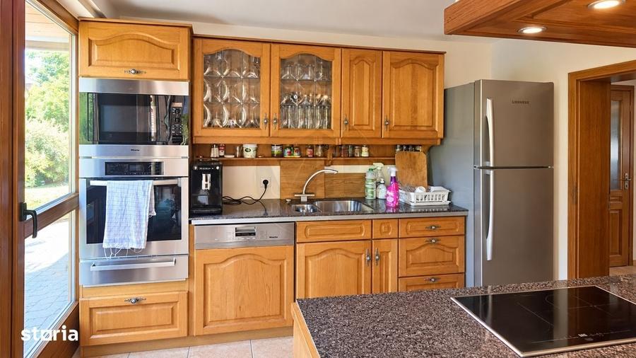 Casa de vacanta cu 3 camere,1500 mp teren,Intregalde - 1