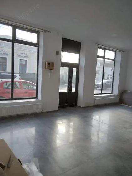 Inchiriez Cladire ( Spatiu Comercial si Casa de Locuit ) - 3