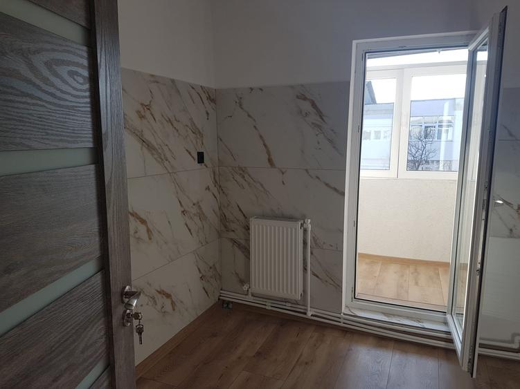 Apartament doua camere, decomandat, etaj 4, cu sarpanta, renovat modern, stradal - 18