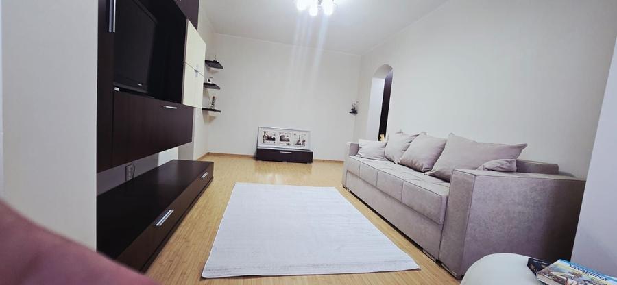 Apartament cu 3 camere semidecomandat în Calea Dumbrăvii