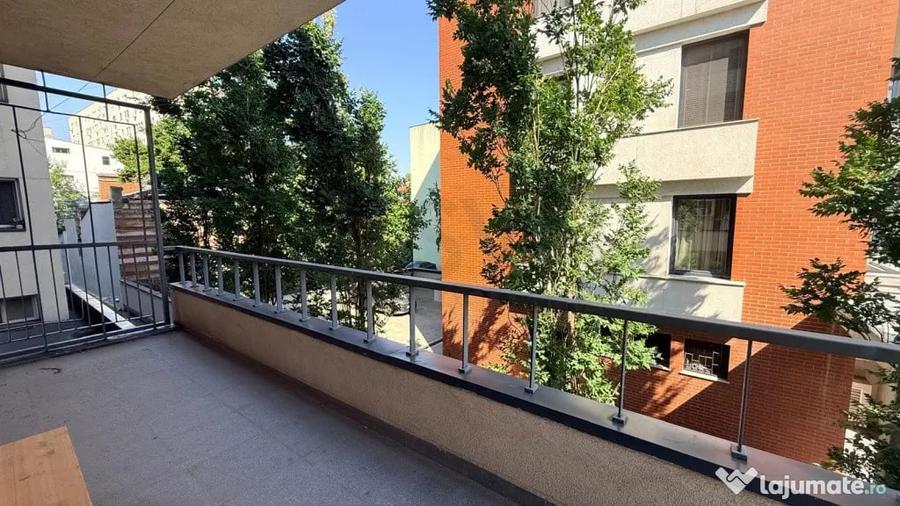 Apartament cu 4 camere decomandat în Polonă