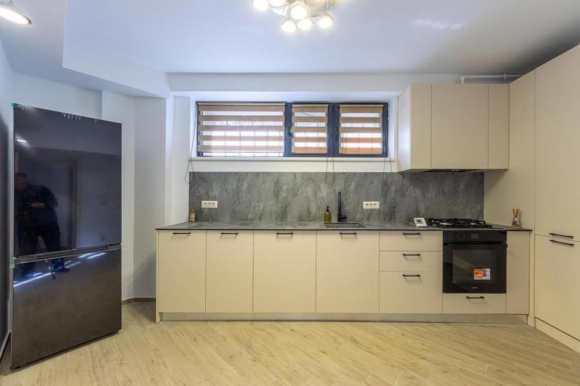 Apartament cu 5 camere în Banu Manta