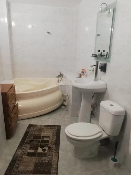 Apartament cu 4 camere decomandat în Școlilor