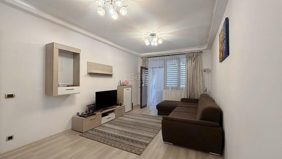 Apartament cu 3 camere decomandat, mobilat în Tractorul