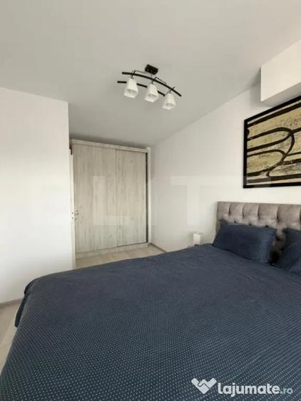 Apartament cu 4 camere semidecomandat în Tractorul