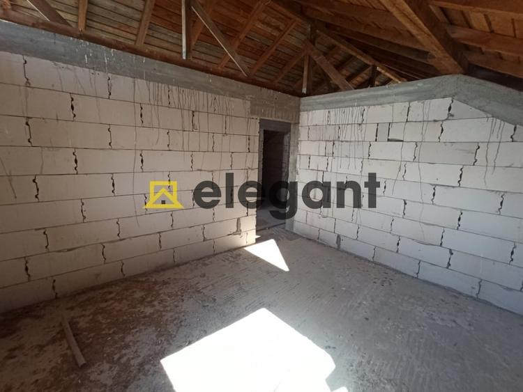 Casă individuală cu 5 camere cu Teren 400 Mp în Periferie