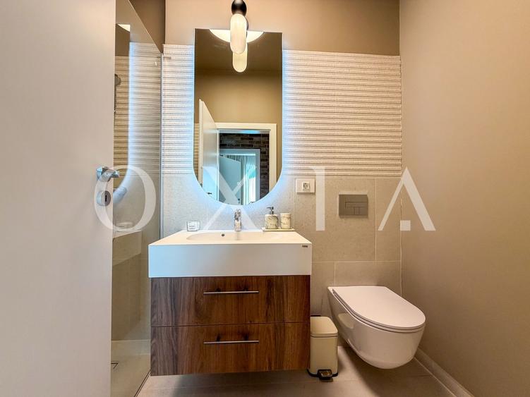 Apartament cu 3 camere semidecomandat, mobilat în Semicentral