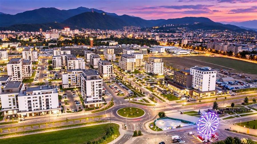Apartament cu 3 camere decomandat, mobilat în Tractorul