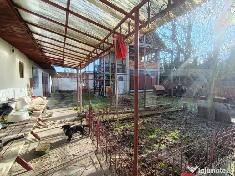 Casa cu 3 camere ?i un teren in suprafa?a de 900 mp - 1