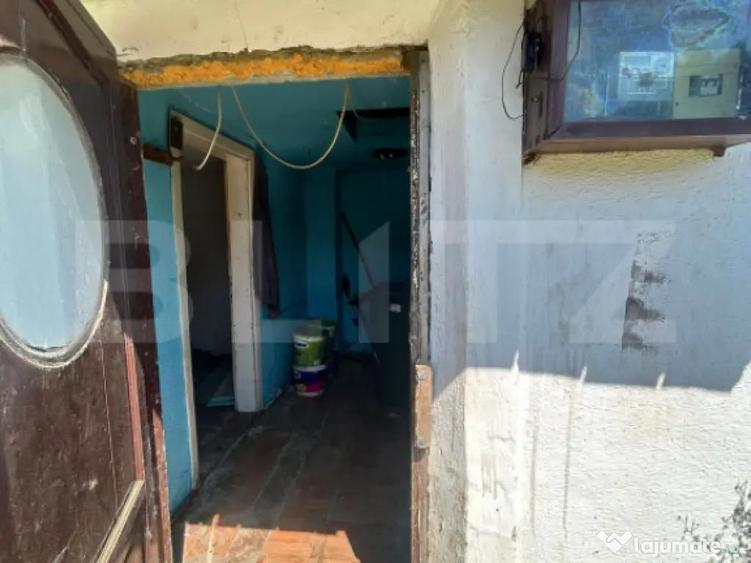 Teren ingradit si casa la rosu - 7