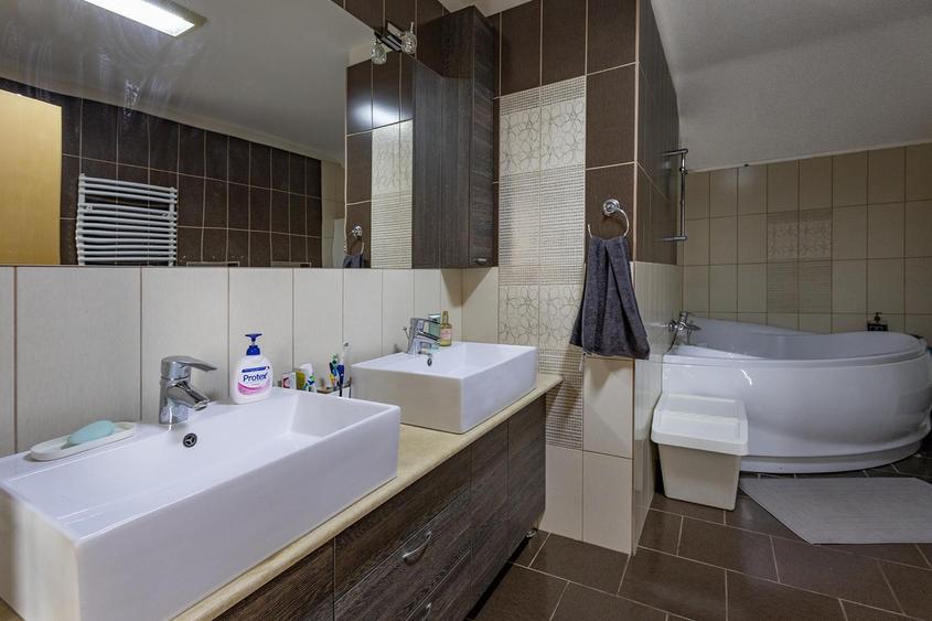 Vila cu doua fronturi si gradina matura, rezidenta sau investitie - 9