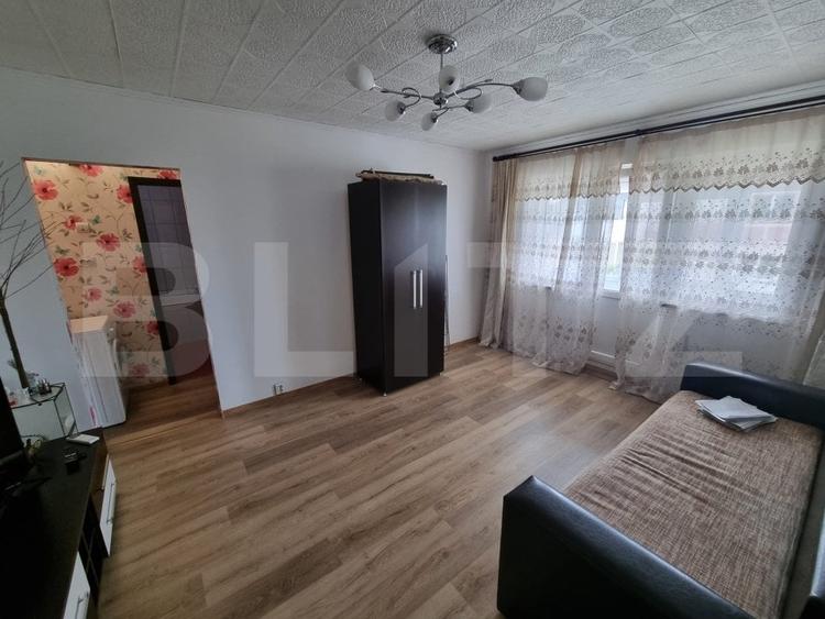 Apartament de vanzare, cu 2 camere semidecomandat, 38 mp, zona Craiovita noua - 1