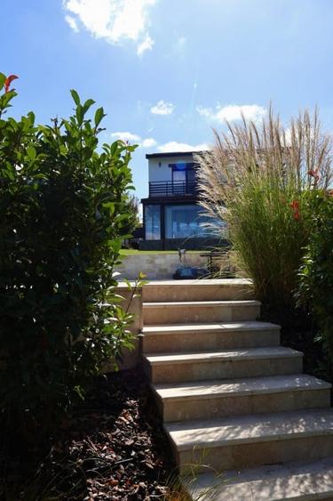 Vila amplasata pe malul lacului - 1