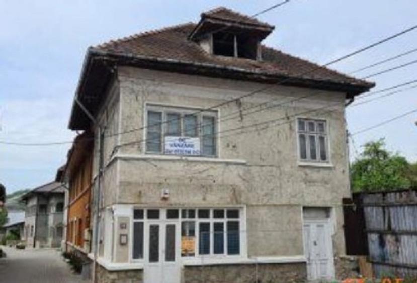 Vila 12 camere, compusa din 4 apartamente, langa Parc, Pucioasa - 1