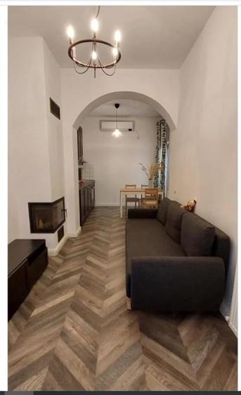 Universitate, Ultracentral, parter de vila, curte proprie, Comision 0 - 1