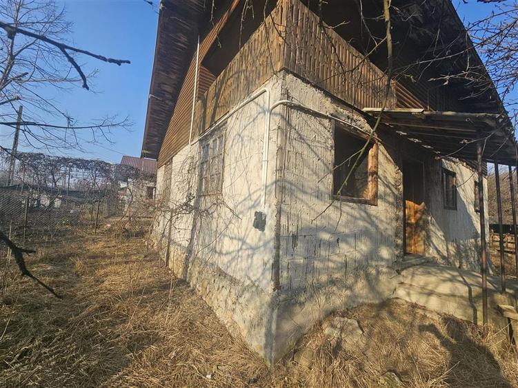 Teren 1000 mp si casa renovabila in Valcanesti . - 2