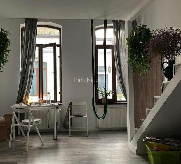 Apartament 2 camere zona Unirii dispus pe 2 niveluri acces curte interioara