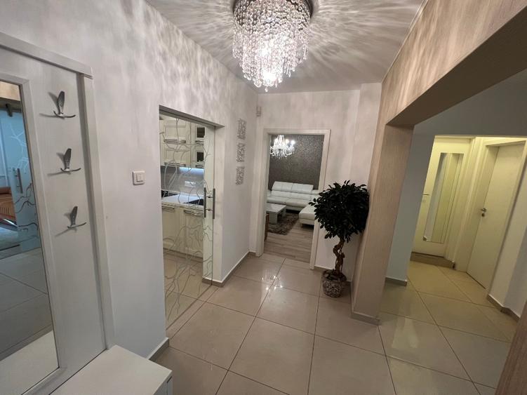 Apartament cu 4 camere decomandat, mobilat în Costin Georgian