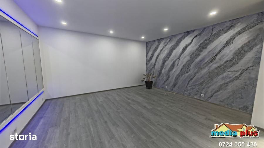 Casă cu 5 camere cu Teren 700 Mp în Piața Centrală