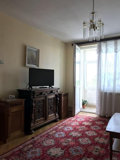 Apartament cu 3 camere semidecomandat în Uiești