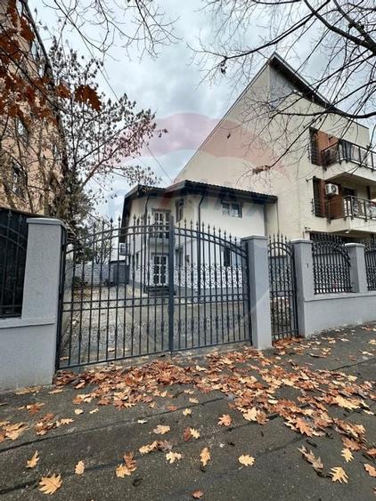 Casă cu 5 camere si 300mp curte, de închiriat în zona Bd. Gloriei - 30