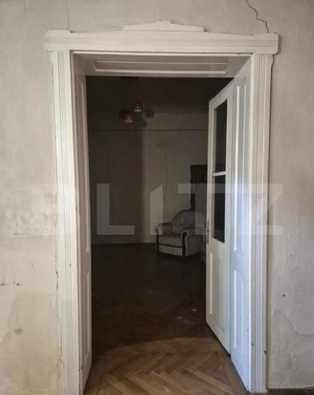 Casa, zona centrala, curte comuna - 2