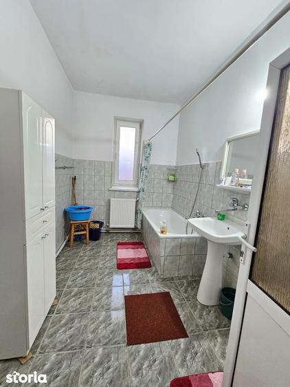 De inchiriat casa din caramida in Roman, 500 mp teren, 3 camere - 5