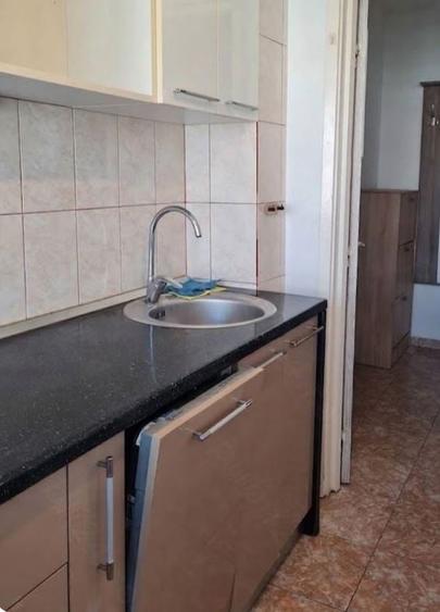 Apartament cu 3 camere semidecomandat în Baba Novac