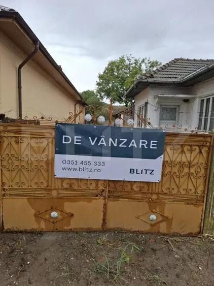 Casa modesta, demolabila, in Podari cu teren de 822 mp - 2