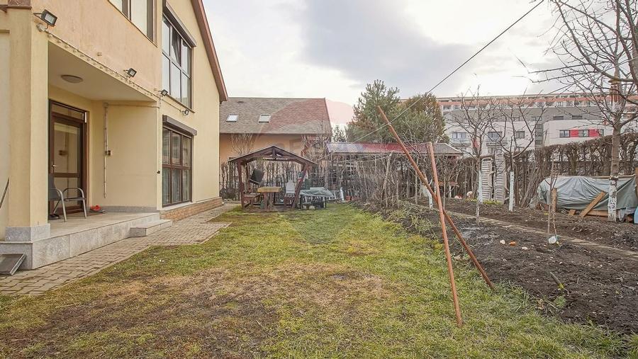 Casă / Vilă cu 4 camere de vânzare în zona Tractorul - 23