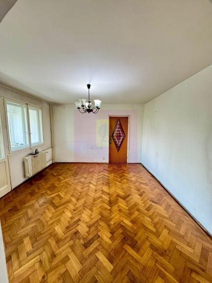 Apartament cu 3 camere semidecomandat în Berceni