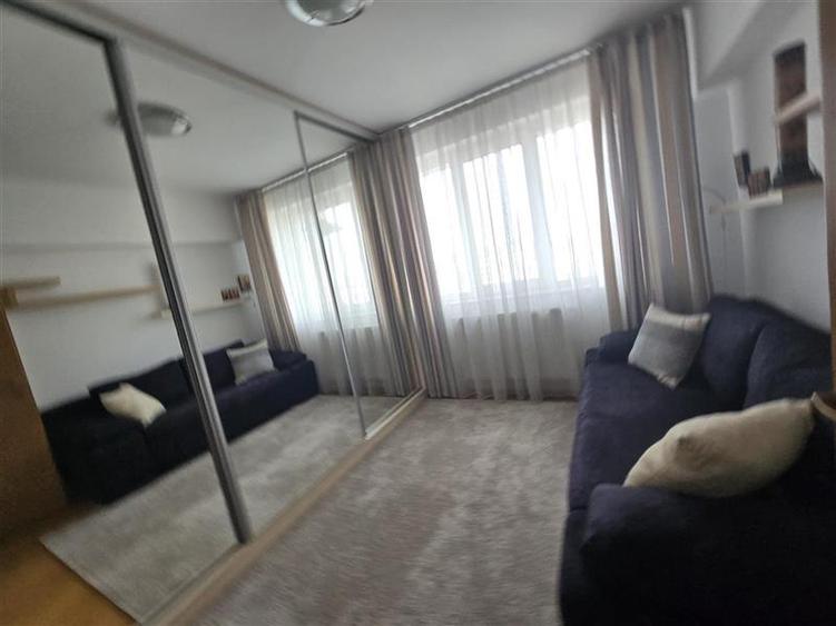 Apartament cu 3 camere semidecomandat, mobilat în Central