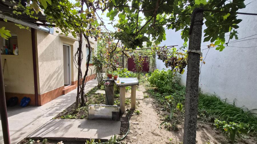 Casă individuală cu 3 camere cu Canalizare în Faleza Nord