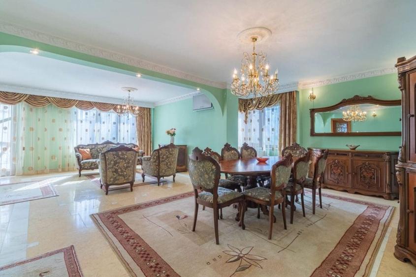 Casă individuală cu 20 camere cu Piscina în Central