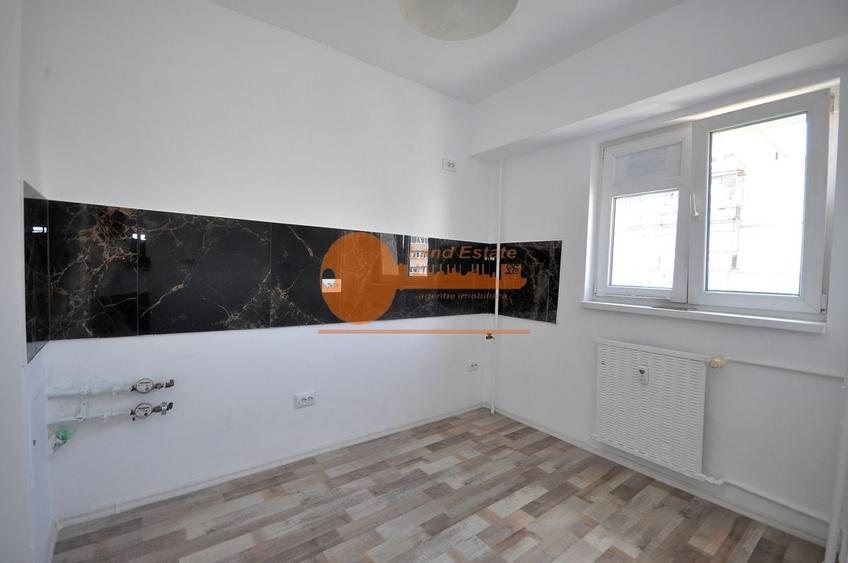 Apartament cu 3 camere semidecomandat în Păcii